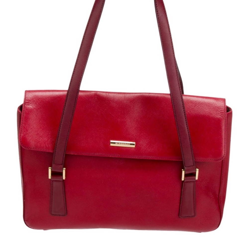 Everyone needs a red bag this fall! Perfect Burberry one ❤️